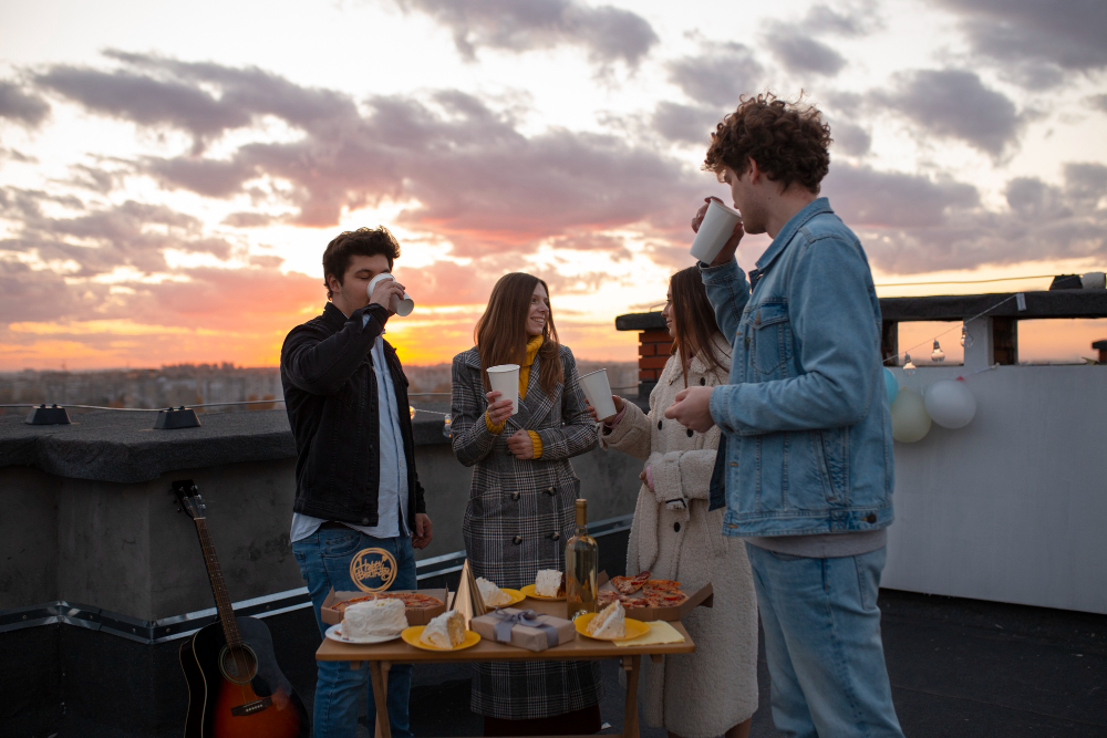 Personas disfrutando una terraza